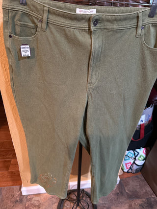 Embroidered Capris. Size 18. #SM RCD|70080