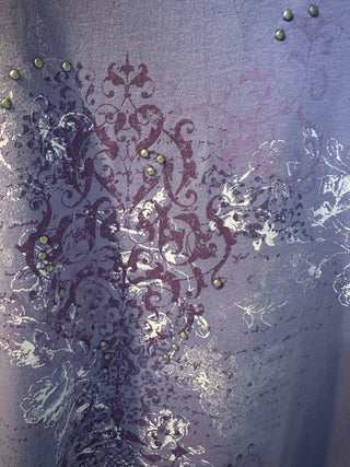 Lavender shirt with purple & White print. Size M, #SM  RCD|82752