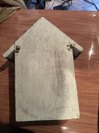 62 VV Signed artist Key storage box shaped as a beach house with a door and 3 hooks  MTS|62480