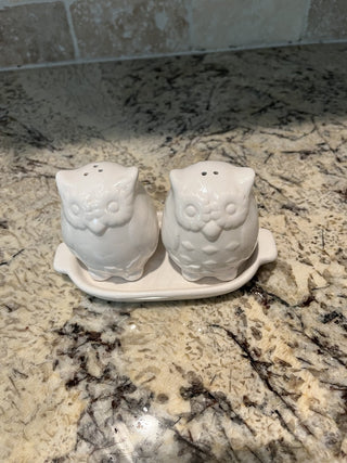 White Owl Salt & Pepper Shakers on a Dish / Holder RCD|72308
