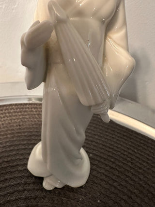 Oriental Porcelain Holds Umbrella  MTS|91330