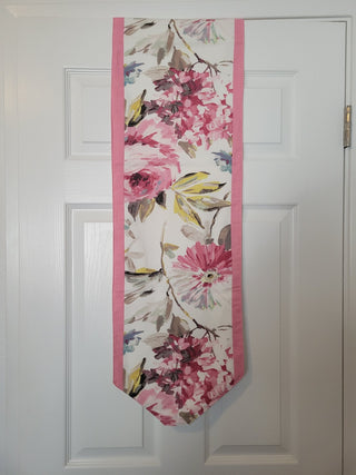 Table Runner 12" x 71' Pink Border White w/Pink Flowers RCD|148493