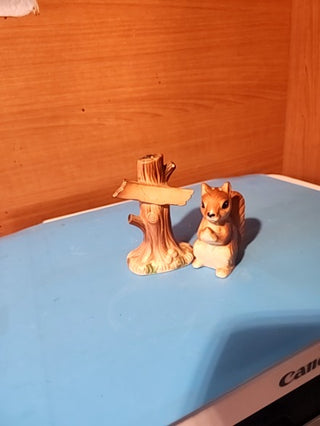 VNT japanese squirrel and tree stump, salt and pepper