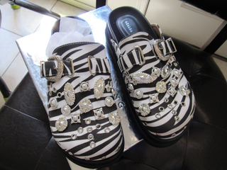 Brannd New Azalea Wang Zebra Print Embellished Platform Clogs rsv|162438