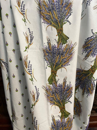 42" SQUARE COTTON WHITE BACKGROUND WITH LAVENDER PLANTS TABLECLOTH AND 4  NAPKINS MADE IN FRANCE EXCELLENT CONDITION (KJS) RCD