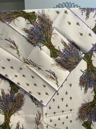 42" SQUARE COTTON WHITE BACKGROUND WITH LAVENDER PLANTS TABLECLOTH AND 4  NAPKINS MADE IN FRANCE EXCELLENT CONDITION (KJS) RCD