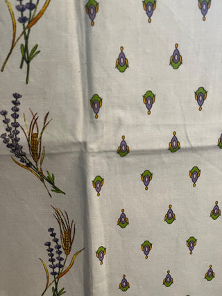 42" SQUARE COTTON WHITE BACKGROUND WITH LAVENDER PLANTS TABLECLOTH AND 4  NAPKINS MADE IN FRANCE EXCELLENT CONDITION (KJS) RCD