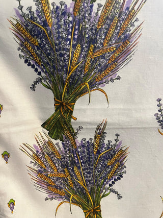 42" SQUARE COTTON WHITE BACKGROUND WITH LAVENDER PLANTS TABLECLOTH AND 4  NAPKINS MADE IN FRANCE EXCELLENT CONDITION (KJS) RCD