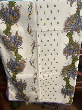 42" SQUARE COTTON WHITE BACKGROUND WITH LAVENDER PLANTS TABLECLOTH AND 4  NAPKINS MADE IN FRANCE EXCELLENT CONDITION (KJS) RCD