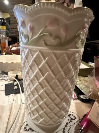 #62 VV Lennox Spring Tulips round the gold rim vase with a pearl cross design MTS|61617