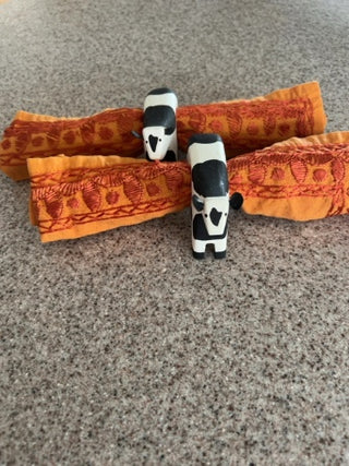 Set of 2 wooden cow napkin rings w/ napkins