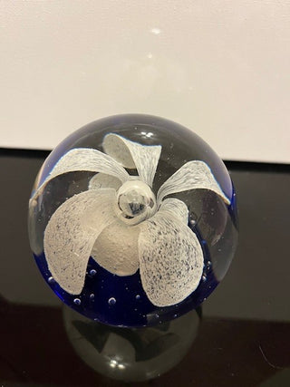 #1712 Paperweight White Flower/Blue|47418