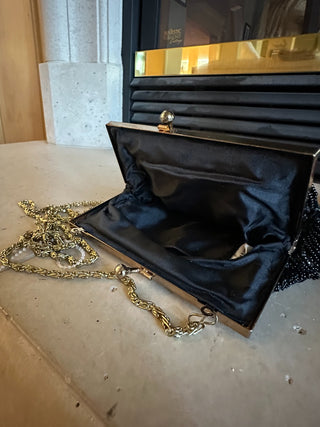 Vtg. La Regale Black beaded Clamshell purse w/gold chain strap & clasp RCD|75958