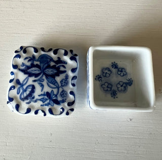 Blue and white porcelain pill box RSV|113563