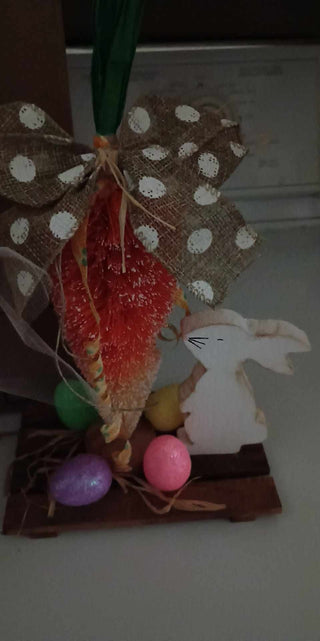 Bunny w/ carrott on pallet|57027