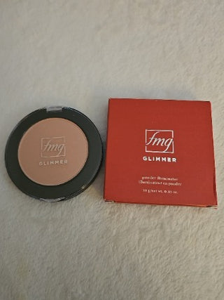 Powder Illuminator  color: Prosecco