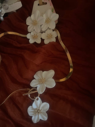 Gold tone white flowers earrings and necklace set-RSV|95776