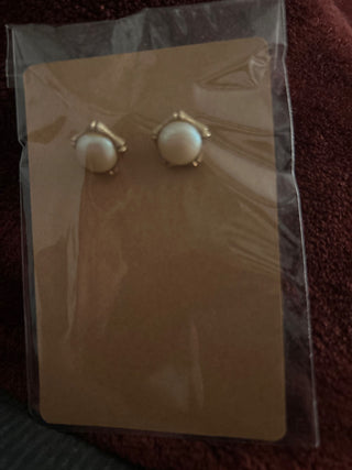 Vintage gold tone white stud earrings|129515