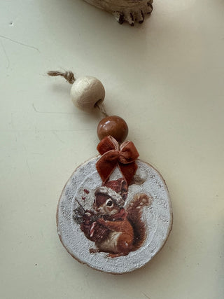 Medium wood round ornament  squirrel|129771