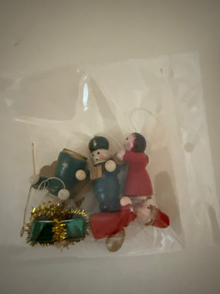 Vintage mini wood ornaments 5 in a bag  RCD|139234