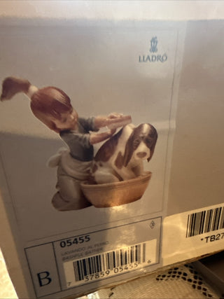#62 VV Lladro Girl & Dog Figurine 5455 Bashful Bather MINT Condition W/ Box and orginal paper MTS|62361