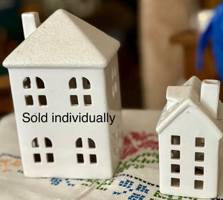 tall white house NO light Snowy roof. 2"roof  w/chimney|134524