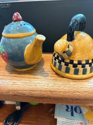 Vtg. Ceramic Sakura Tea Kettle shaped Salt & Pepper Shakers 3.5"