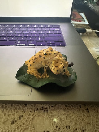 Vintage Frogs on lily pad #62 VV MTS