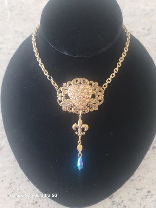 Vint-style heart necklace