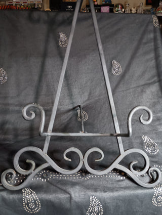 Not-working Spooky Tripod Clock