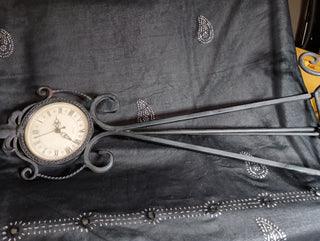 Not-working Spooky Tripod Clock