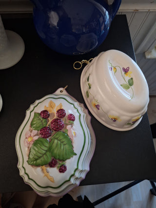 1986 Franklin Mint Raspberry Porcelain Mold