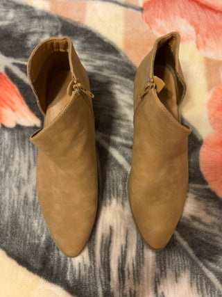 Cynthia Rowley TJX Camel Bootie Size 9