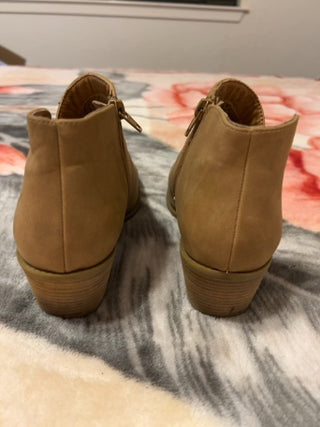 Cynthia Rowley TJX Camel Bootie Size 9