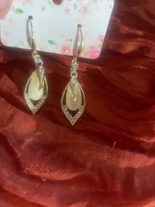 Gold tone dangling earrings w light of white stone -RSV