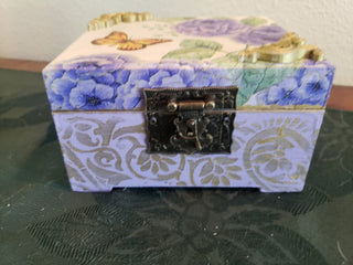 6 x 3.5 wooden trinket box. Purple with flowers|97435