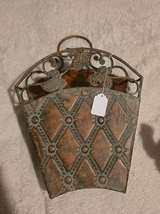Metal pocket wall hanger