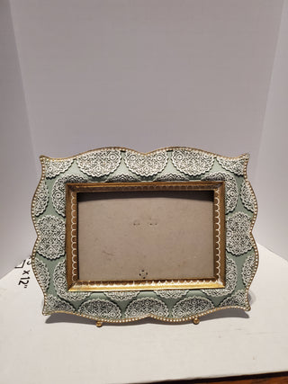 Chantilly lace look frame with gold accent 4X6