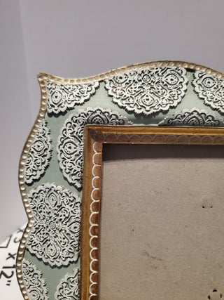 Chantilly lace look frame with gold accent 4X6