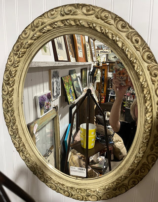 VINTAGE ORNATE WHITE & GOLD OVAL  SYROCO MIRROR 25" X 21.5" VERY GOOD USED CONDITION (KJS) RCD|95019