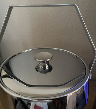 VINTAGE MID CENTURY MODERN ICE BUCKET W/CLASSIC LIQUOR LABELS METAL & PLASTIC VERY GOOD CONDITION SOME WEAR DUE TO AGE (KJS) RCD|127707