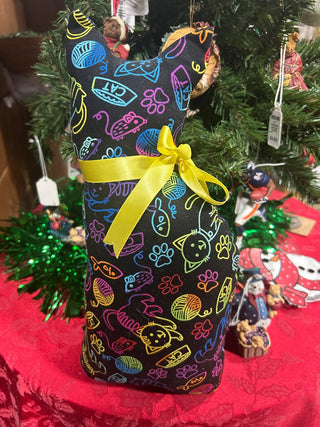 Black cat-shaped pillow