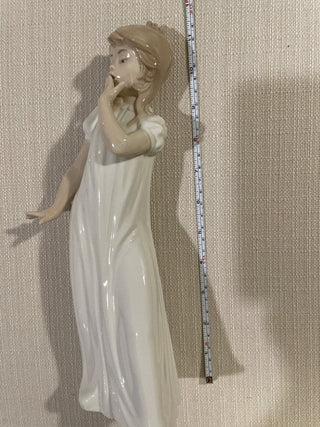 Vintage NAO Lladro Young Girl Yawning Porcelain Figurine RSV