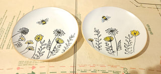 Wildflower Bee PlateCharming cottage-style florals with bee detail.Perfect for tea, dessert, or shelf display. Price for each.