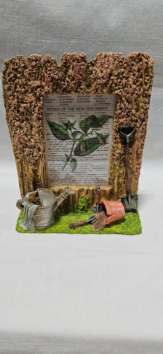 Cottage Garden Resin Frame
Spring garden vignette
Opening: 3 x 4.5"
