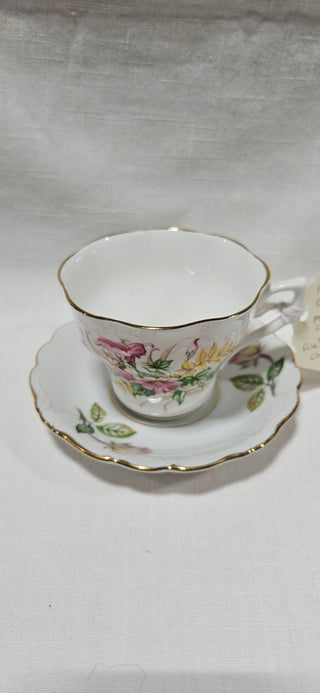 VNTG English
Bone China Teacup & Saucer
Floral with Gold Trim
Back of tag:
Made in England
Mid-Century
Fine bone china