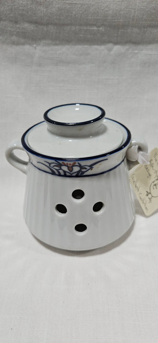 Ceramic Garlic Keeper
Lidded
Blue & white folk-style design
Unmarked
Excellent condition