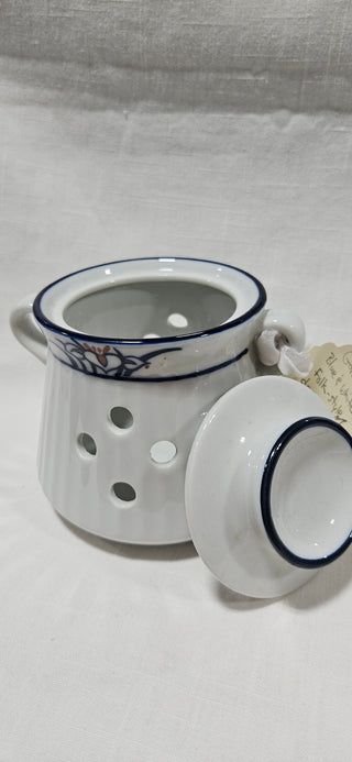 Ceramic Garlic Keeper
Lidded
Blue & white folk-style design
Unmarked
Excellent condition