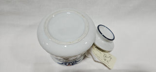 Ceramic Garlic Keeper
Lidded
Blue & white folk-style design
Unmarked
Excellent condition