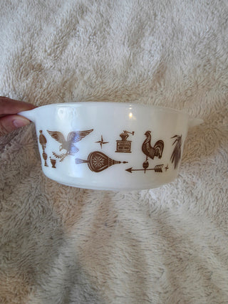 Vintage Pyrex Early Americana 1.5 Pt Cinderella Dish
